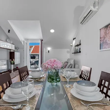 Luxury Center Apartment