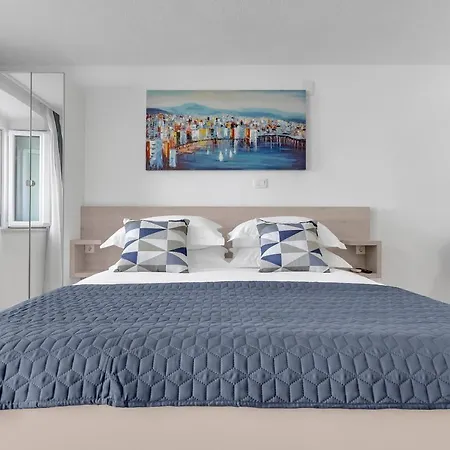 Luxury Center Apartment